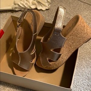 NWT Size 9 GOLD sandal wedges, Clarks